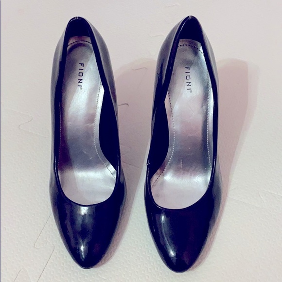 Black Closed Toe Heels - Picture 1 of 4